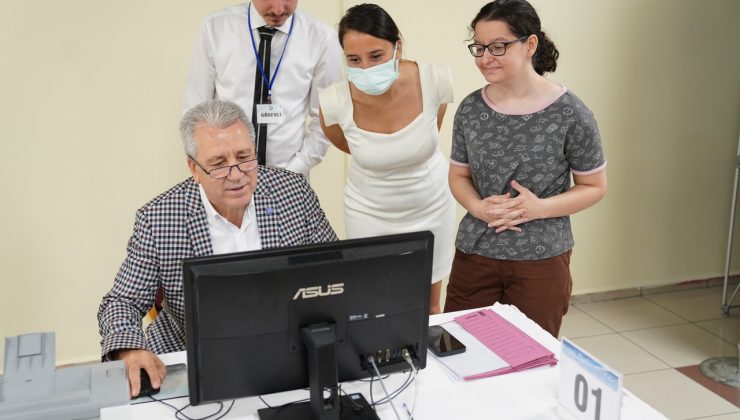 Başarılı öğrencilerin kayıtlarını Rektör Budak yaptı