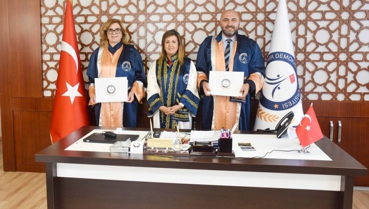 İzmir Demokrasi Üniversitesinde Sağlık Kurumları Yöneticiliği Yüksek Lisans Diploma Töreni