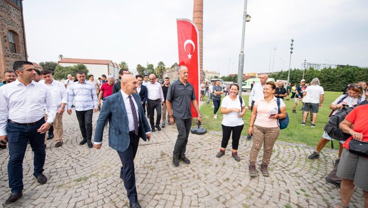 <strong>Başkan Soyer Kocatepe’den İzmir’e taşınacak Türk bayrağını teslim etti  </strong>