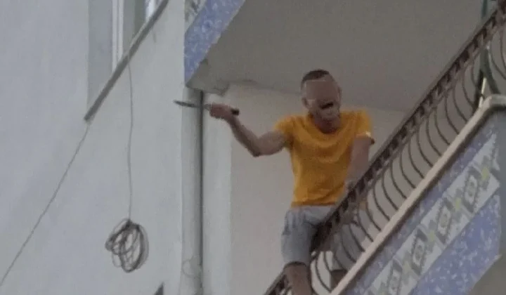 Aksaray’da korkunç olay! Çocuklarını odaya kilitledi balkondan bıçakla dehşet saçtı￼