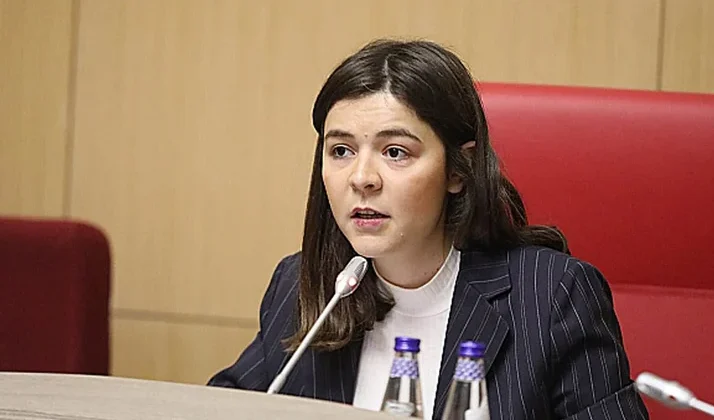 CHP’li başkan yardımcısı İzel Zenginobuz’dan olay sözler: Sınavda soruları aldım, ful çektim!￼