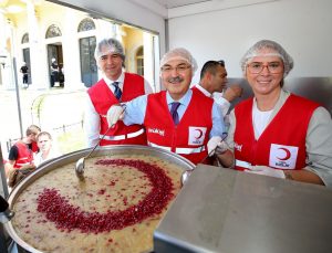 TÜRK KIZILAY İZMİR ŞUBESİ’NDEN VATANDAŞLARA AŞURE İKRAMI