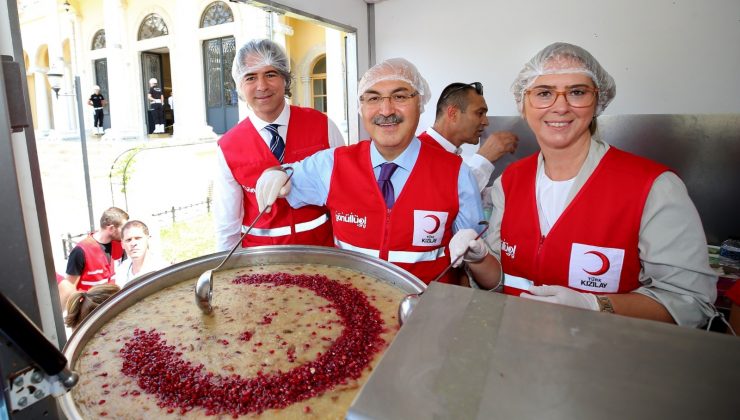 TÜRK KIZILAY İZMİR ŞUBESİ’NDEN VATANDAŞLARA AŞURE İKRAMI