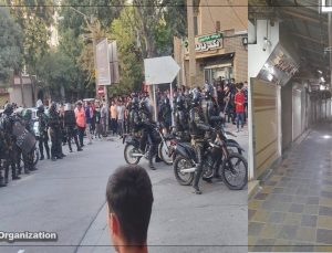 İran’da göstericiler polis karakollarını yaktı