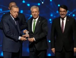 Rektör Prof. Dr. Budak, ödülü Cumhurbaşkanı Recep Tayyip Erdoğan’ın<br>elinden aldı