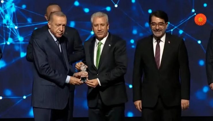 Rektör Prof. Dr. Budak, ödülü Cumhurbaşkanı Recep Tayyip Erdoğan’ın<br>elinden aldı