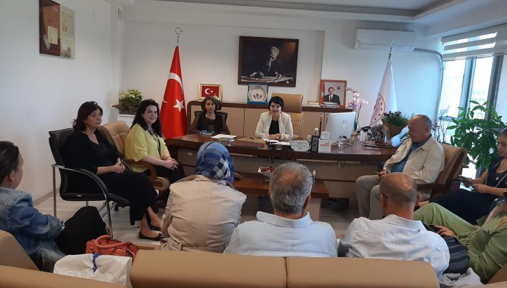 Konak İlçe  Muhtarları İl Nüfus ve Vatandaşlık Müdürü Dr.Yurdanur ASA’yı ziyaret ettiler