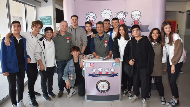 İl Emniyet Müdürlüğü Çocuk Şube Müdürlüğü personeli Bornova Altay Mesleki ve Teknik Anadolu Lisesinde öğrencilerimizle birlikte basketbol maçı oynadı.