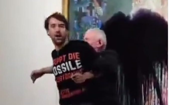 İklim eylemcilerinden ‘Ölüm ve Yaşam’ tablosuna saldırı