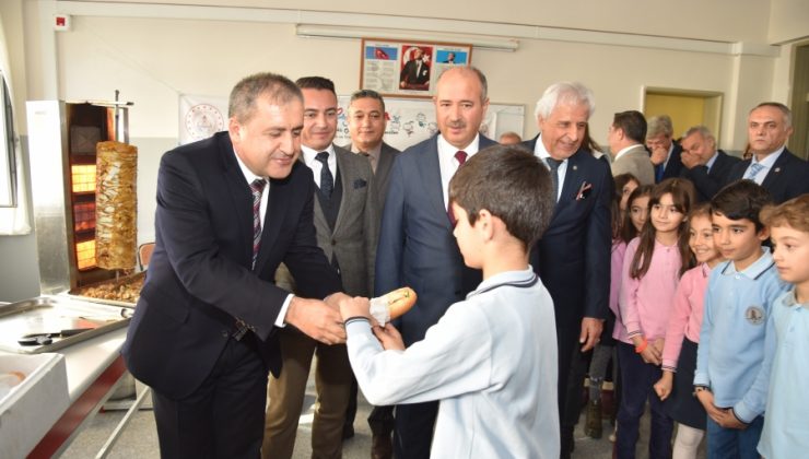 İlk balık döneri kaymakamın elinden yediler