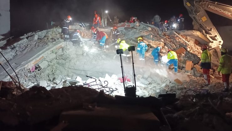 “KINIK POYLAK KURTARMA TİMİ 12 VATANDAŞI ENKAZ ALTINDAN SAĞ OLARAK ÇIKARDI