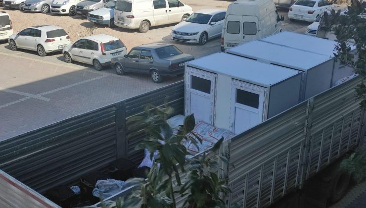 Kınık Belediyesi atölyelerinde seyyar banyo ve tuvalet üretip deprem bölgesine gönderiyor 
