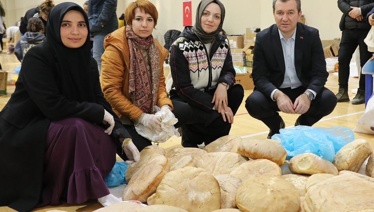 Eli öpülesi analar depremzedeler için Bergama’da ekmek pişiriyor