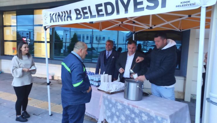 Kınık Devlet Hastanesi önünde Ramazan ayının bereketi çorba ikramıyla paylaşılıyor