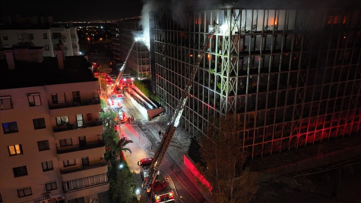 Alevler arasındaki 10 kişi İzmir İtfaiyesi tarafından kurtarıldı