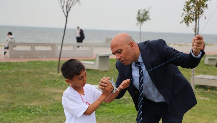 Trafik Haftası kapsamında, İl Emniyet Müdürü, Mehmet ŞAHNE’nin katılımıyla düzenlenen Uçurtma Şenliği’nde çocuklarla birlikte uçurtma uçurdu.