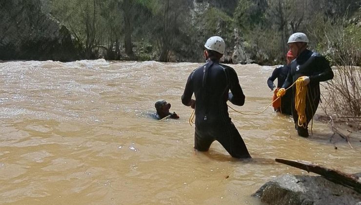 İzmir’den giden dalgıçlar Munzur Çayı’nda kaybolan 3 kişiyi arıyor