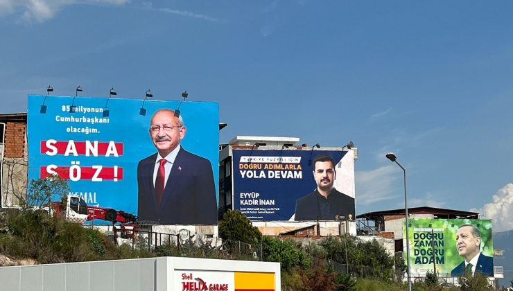 CHP’li Bayraklı Belediyesi, AK Parti’nin ücretini ödediği reklam alanına korsan afiş astı!