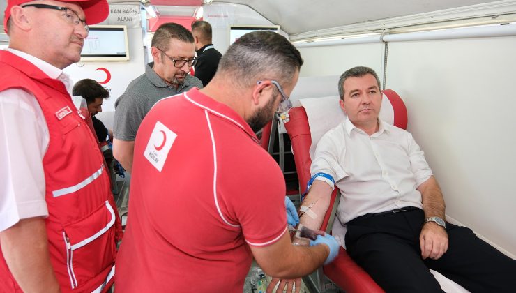 Bergama Belediye Başkanı Hakan Koştu, Kızılay’a destek için kan verdi