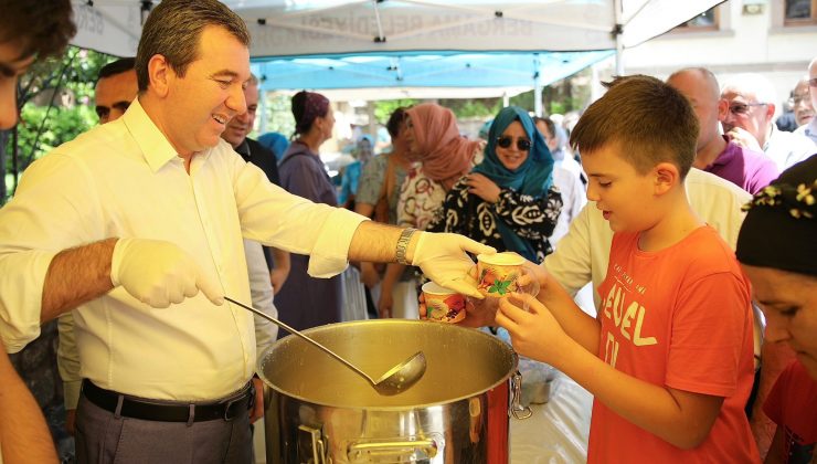Bergama Belediye Başkanı Hakan Koştu aşure dağıttı