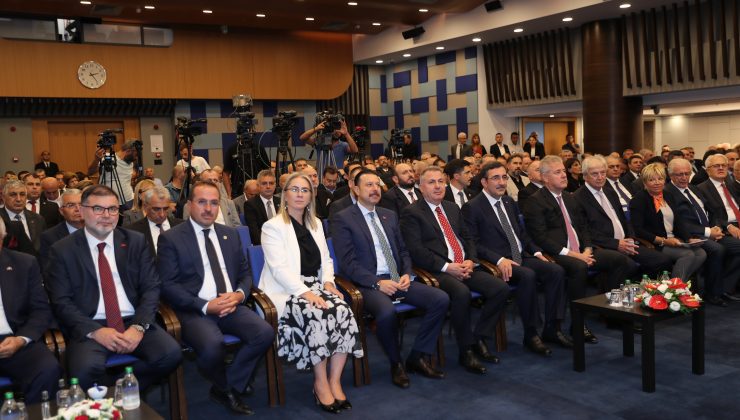 Cumhurbaşkanı Yardımcısı Cevdet Yılmaz, İzmir Ticaret Odasında (İZTO) iş insanlarıyla bir araya geldi.
