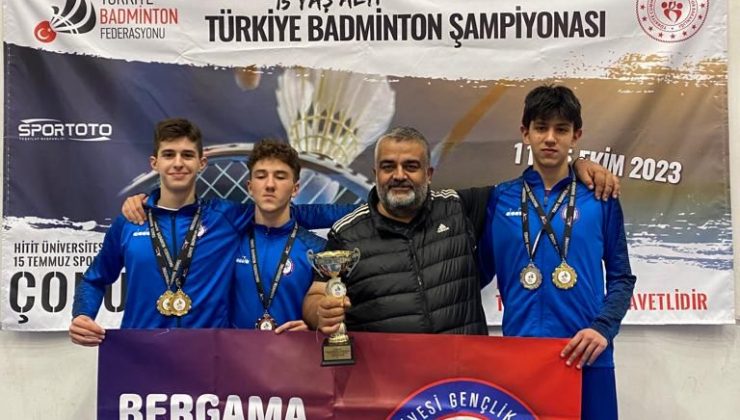 Bergama Belediyesi Badminton Takımı Başarıdan Başarıya Koşuyor