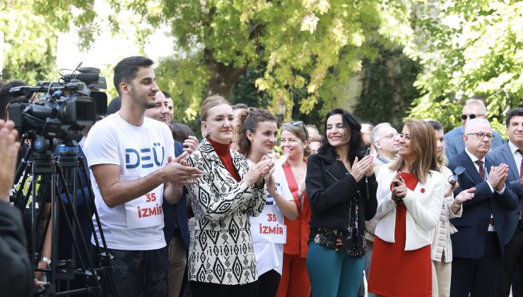 DEÜ ÖĞRENCİLERİ CUMHURİYET İÇİN YÜRÜDÜ