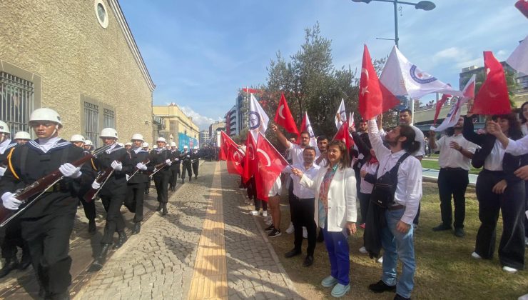 İZMİR DEMOKRASİ ÜNİVERSİTESİ REKTÖRÜ PROF. DR. BEDRİYE TUNÇSİPER CUMHURİYETİMİZİN 100. YIL KUTLAMALARINDA ÖĞRENCİLERLE BİRLİKTE YER ALMAKTAN DUYDUĞU MUTLULUĞU DİLE GETİRDİ.