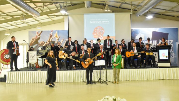 İzmir Demokrasi Üniversitesi; 100. Yıl Cumhuriyet kutlamaları Konseri gerçekleştirildi.