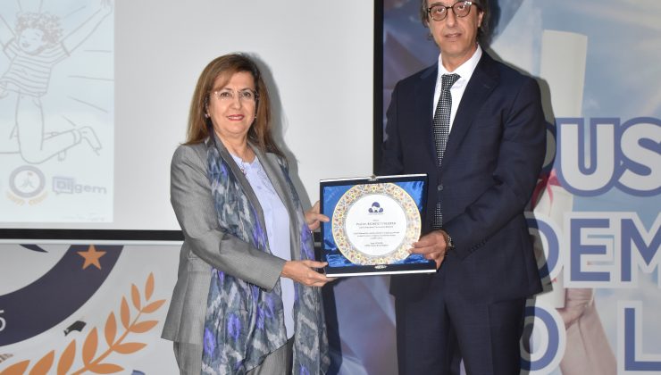 İzmir Demokrasi Üniversitesinde Cumhuriyetimizin 100. Yılında Özel Eğitim Sempozyumu Düzenlendi