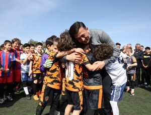 “Bakanlık 50 halı saha yapacaksa, biz de 50 tane yapacağız”İzmir Büyükşehir Belediye Başkan adayı Hamza Dağ: