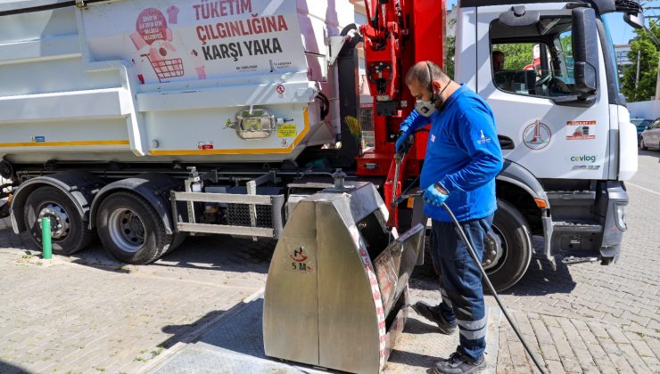 Karşıyaka’da yüzlerce çöp konteyneri tek tek ilaçlanıyor