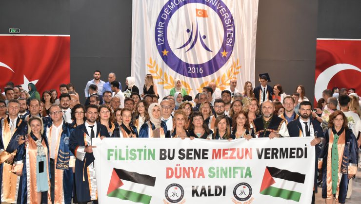 İzmir Demokrasi Üniversitesi Mezuniyet Törenlerinde Filistin Unutulmadı