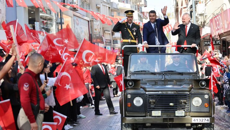 MENEMEN’DE BİNLER, CUMHURİYET AŞKIYLA YÜRÜDÜ