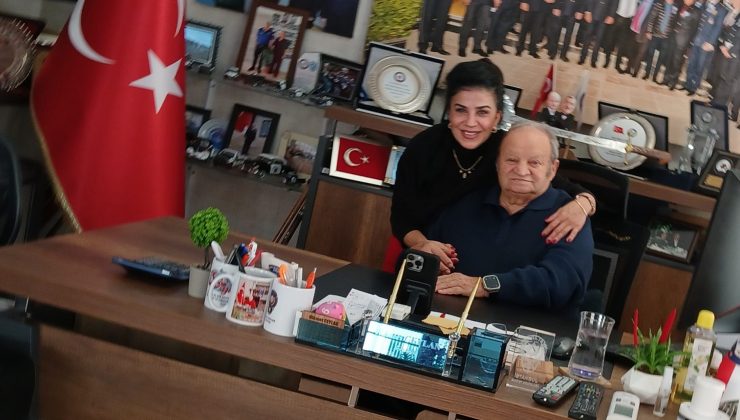 İzmir’in Sevilen İsmi Hikmet Ceylan, Yeni Yıl İçin Barış ve Huzur Diledi