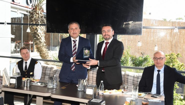 İzmir Büyükşehir Belediyesinde daire başkanı olan Üngür’e veda yemeği verildi