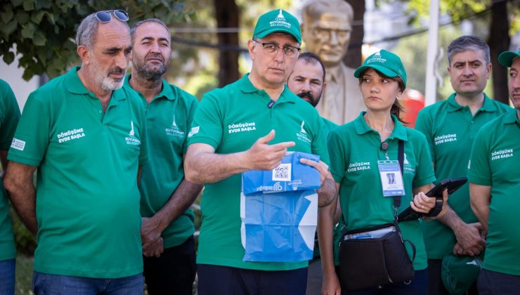 Başkan Tugay “Dönüşüme Evde Başla” projesi için QR kodlu poşet dağıttı