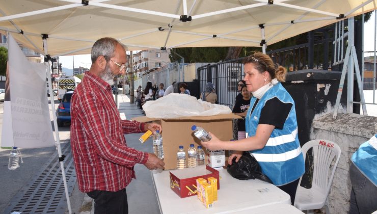 Menemen Belediyesi öğrenci ve velileri yalnız bırakmadı