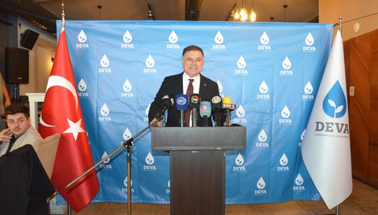 DEVA Partisi İzmir İl Başkanı Aybar Uygur, basınla bir araya geldi