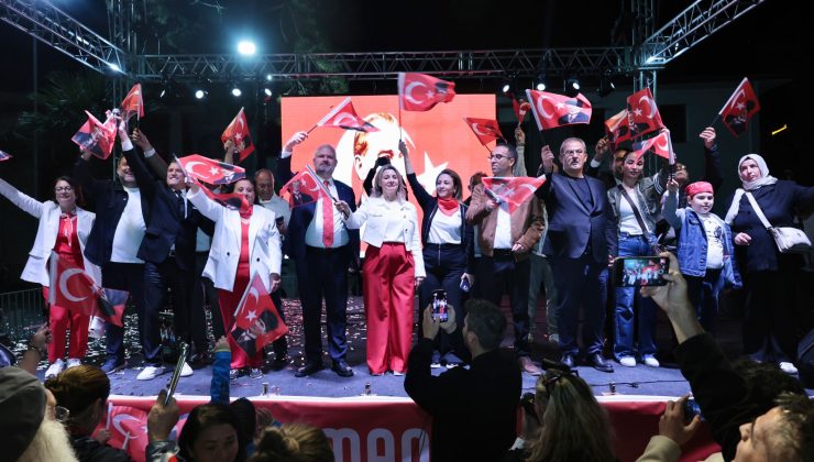 Menemen’de Binler, Cumhuriyet Sevgisiyle Yürüdü