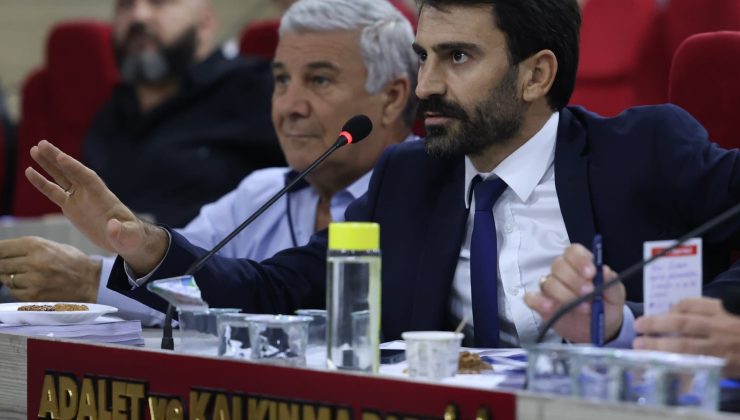 AK Partili Kişili’den Başkan Tugay’a: Şekli Bırak, Hizmet Belediyeciliği Yap!