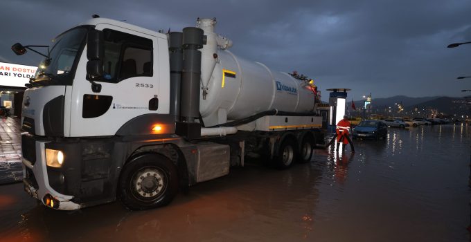 İzmir’de yağış ve deniz seviyesi hareketliliğine anlık müdahale
