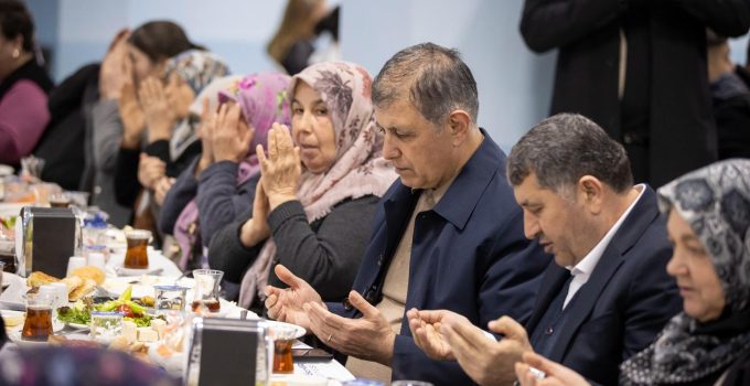Başkan Tugay iftardan sahura halkın arasında