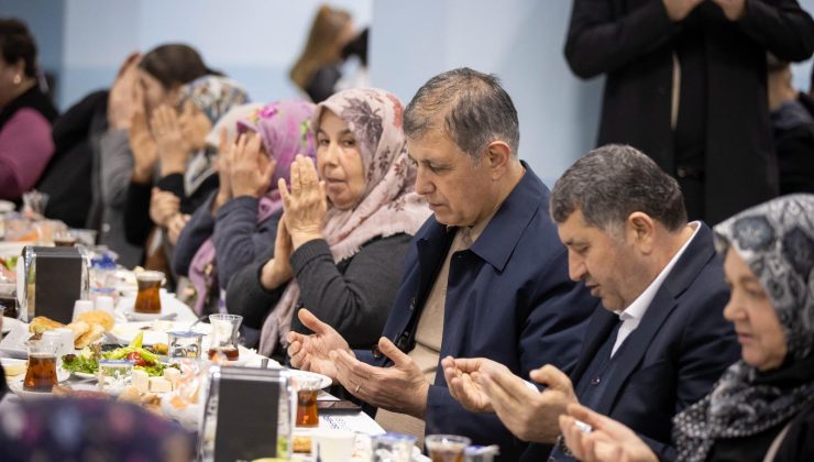 Başkan Tugay iftardan sahura halkın arasında