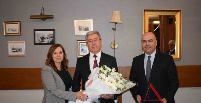 İzmir Adliyesi’nde Duygusal Veda: Başsavcı Kazım Arapoğlu’na Saygı ve Minnet Töreni