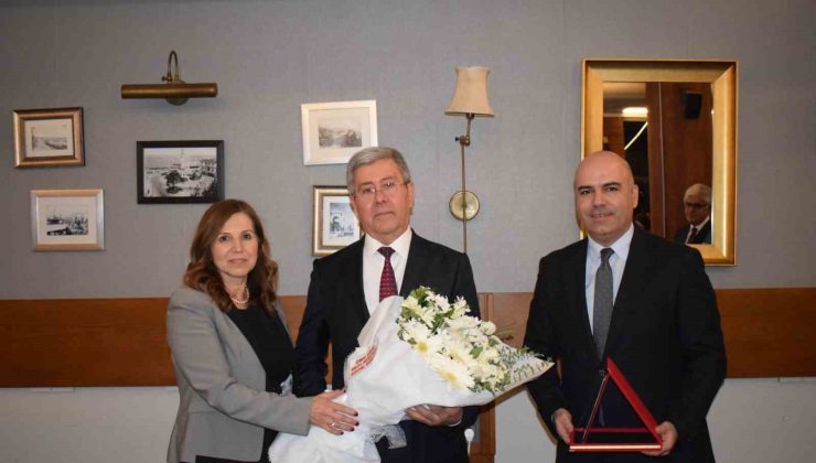 İzmir Adliyesi’nde Duygusal Veda: Başsavcı Kazım Arapoğlu’na Saygı ve Minnet Töreni