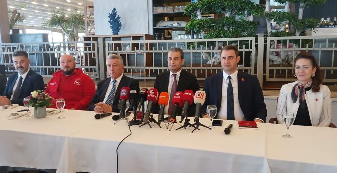 CHP’li Burhanettin Bulut İzmir’de Basın İmtiyaz Sahipleri ve Yayın Yönetmenleriyle Bir Araya Geldi