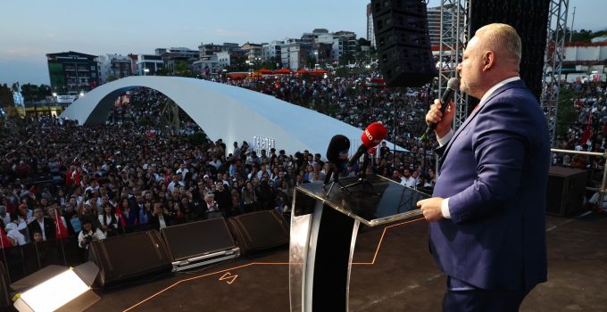 Menemen’de muhteşem gece! On binler buluştu