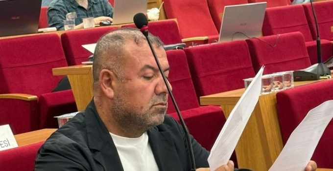 Bağımsız Meclis Üyesi Latif Aydemir: “Foça’nın Sahiline Dikilen Tabela, İnsanlığın Doğayla İmtihanının Belgesidir”