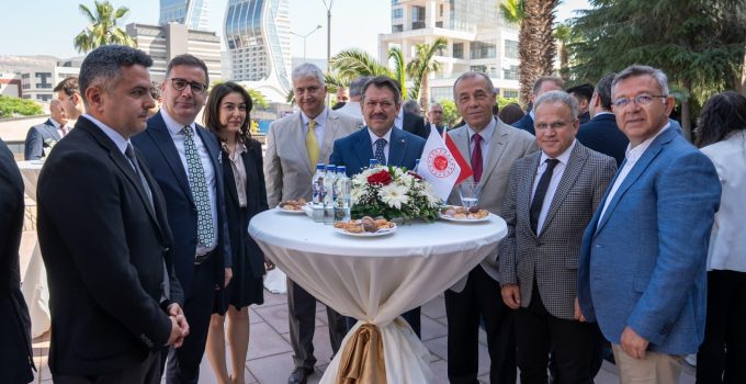 İZMİR ADLİYESİ’NDE GELENEKSEL BAYRAMLAŞMA PROGRAMI YOĞUN KATILIMLA GERÇEKLEŞTİRİLDİ